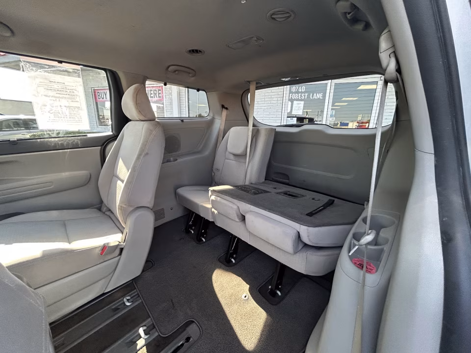 2016 Kia Sedona LX - Photo 7