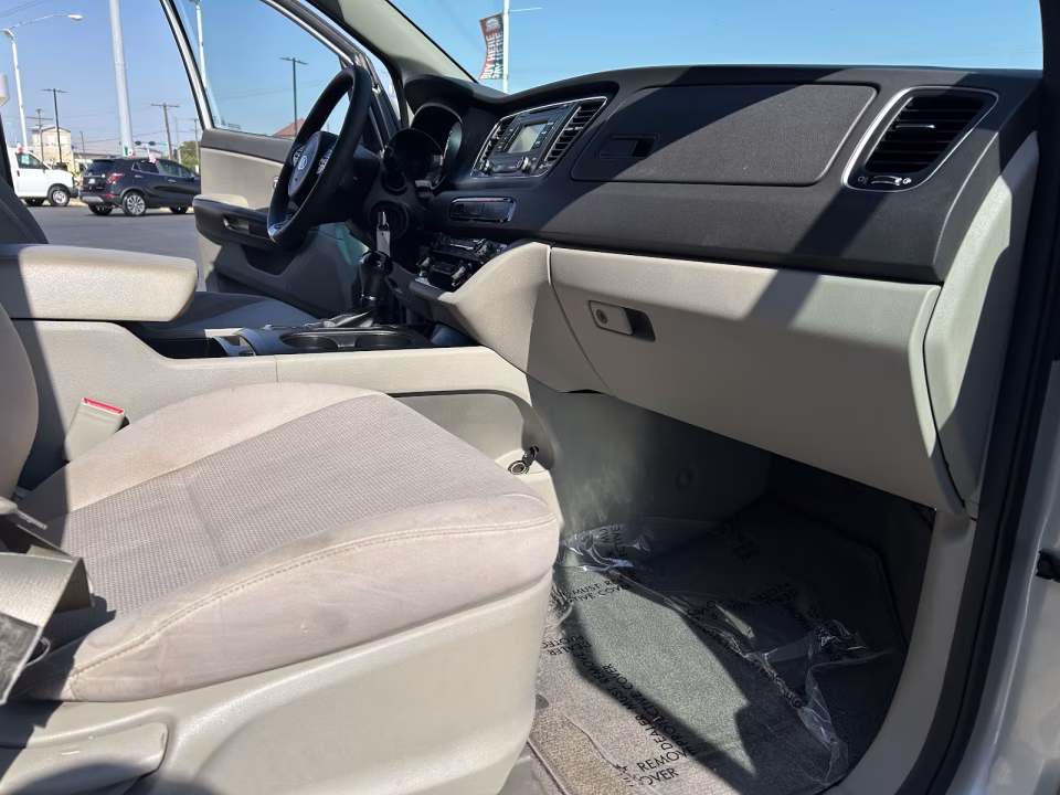 2016 Kia Sedona LX - Photo 10