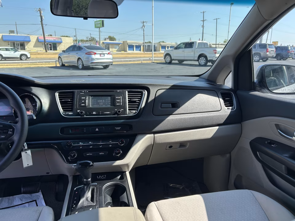 2016 Kia Sedona LX - Photo 8
